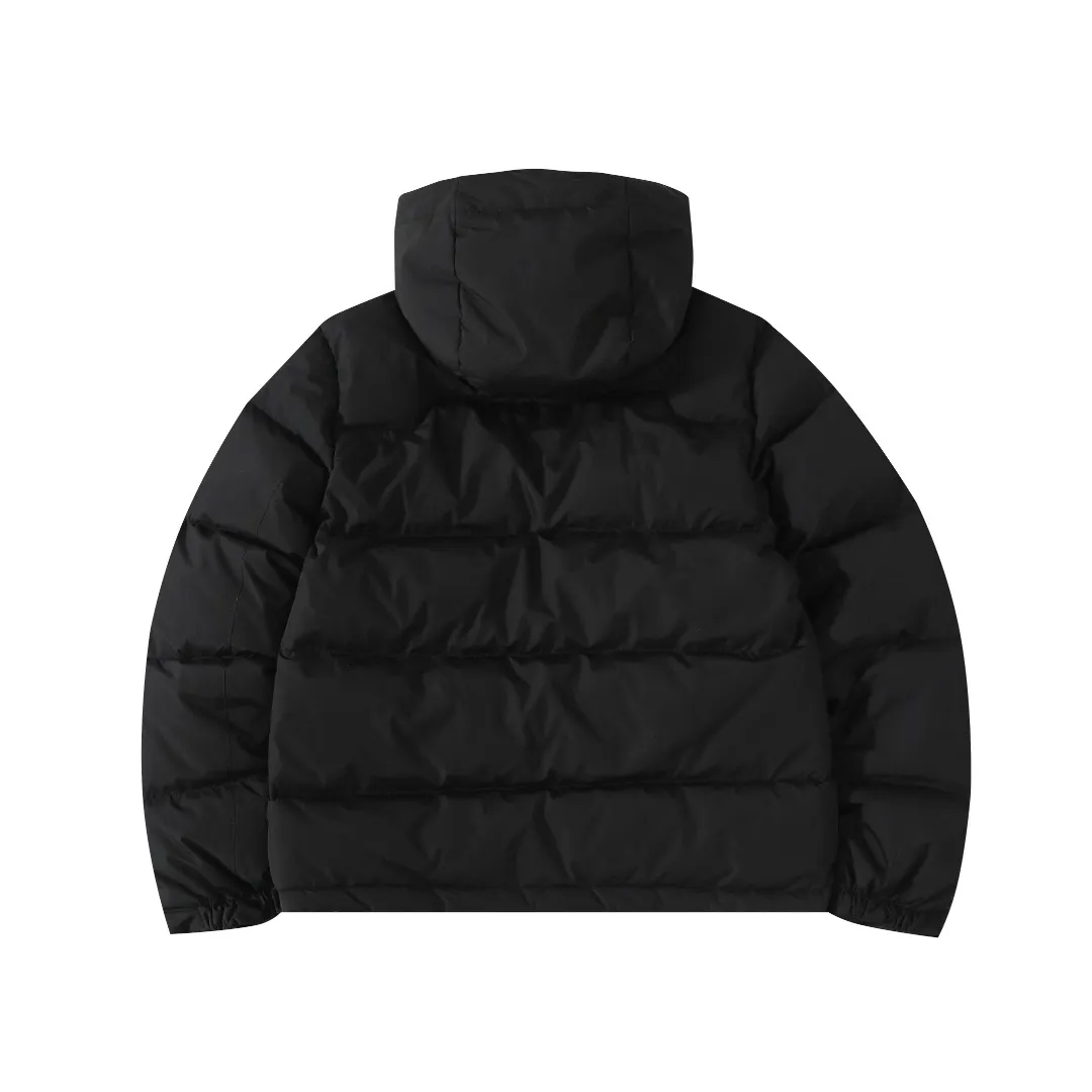 P660 #R54 Ralph Lauren/Ralph Lauren hooded down jacket (top quality, feel free to compare), using imported Barudan embroidery machine, carefully crafted with thousands of needles electric embroidery technology. Imported No. 7 needles and special embroidery thread ensure that every letter of the polo logo is full, three-dimensional and clear, creating the "most expensive embroidery logo" that can be called a work of art. Top-notch velvet core, luxurious warmth. Filled with national standard 80% high-quality white duck down, bringing excellent thermal insulation performance. At the same time, it is lightweight and can quickly regain its fluffiness after compression, bringing you a warm embrace without burden and resisting the harsh winter. Technical fabrics, no fear of wind and snow •Long-lasting fluffy and shape-retaining: High-quality filling ensures that the down jacket is not easy to stiffen and keeps you warm for a long time. •Strict anti-velvet technology: Using 400T gall fabric with pinhole retraction technology, it fundamentally eliminates the phenomenon of velvet leakage and makes wearing more secure. •All-round protective experience: Windproof and waterproof matte fabric, combined with an adjustable hem with a built-in drawstring buckle, can effectively lock in temperature and cold, and cope with changeable weather. Perfect details, creating a classic •Original electroplated YK zipper, smooth and durable, with brand texture highlighted in every detail. •Detachable hood design, one garment can be worn multiple times to meet different occasions and outfit needs. •Original hangtag and washed label, quality guaranteed. Five colors come together for couples to enjoy together: black is cool, beige is gentle, navy is calm, khaki is retro, and green is fresh. Available in five colors, the same style for men and women, it can be worn perfectly as a couple's outfit or a personalized item, becoming an indispensable fashion equipment on the streets in winter. Color: black, khaki, navy blue, army green, beige Size: S M L 66 67